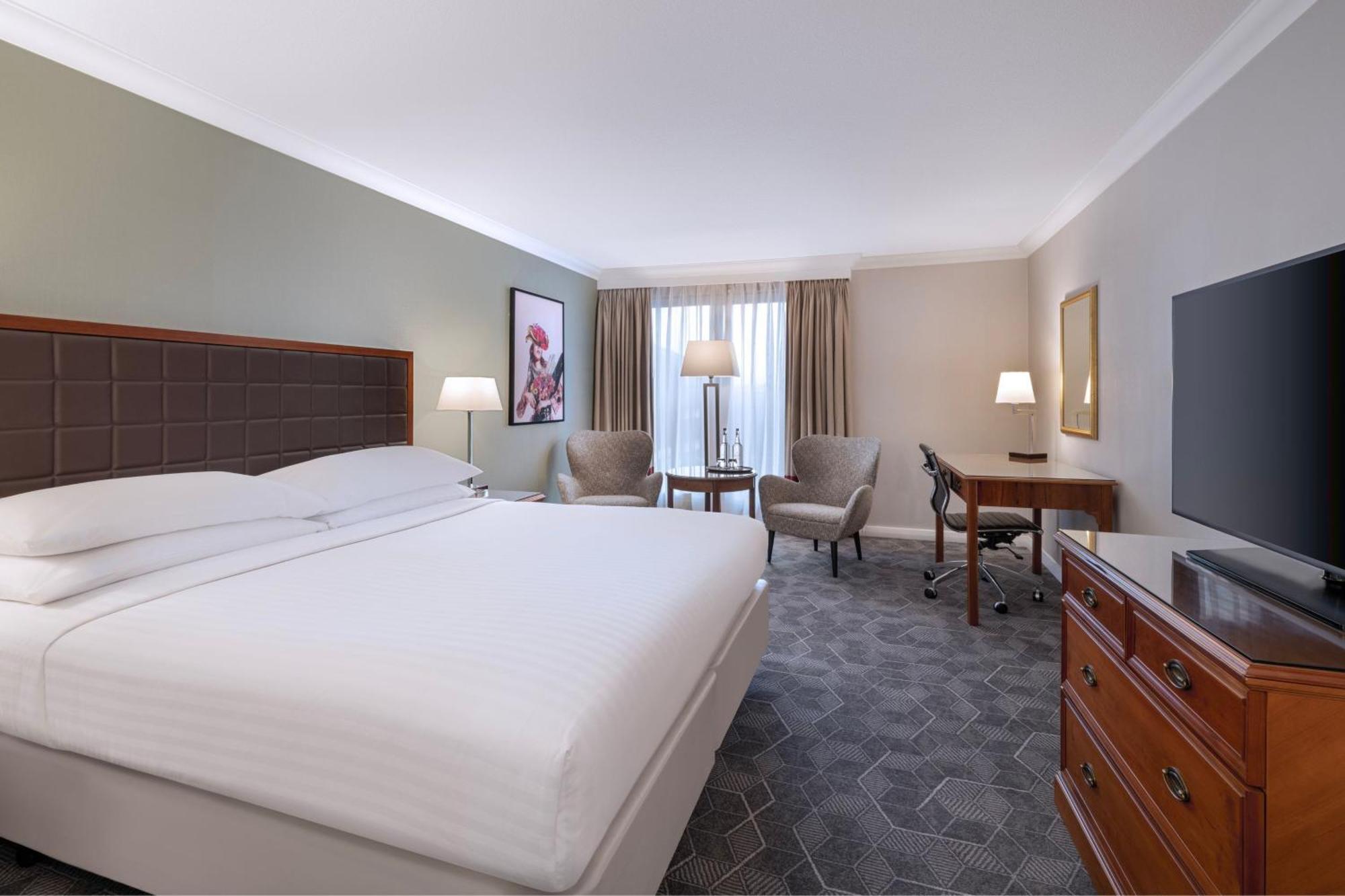 Delta Hotels By Marriott Heathrow Windsor Exterior photo