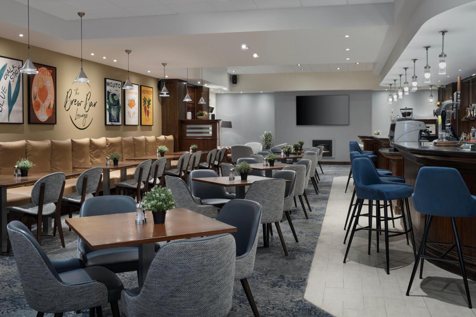 Delta Hotels By Marriott Heathrow Windsor Exterior photo