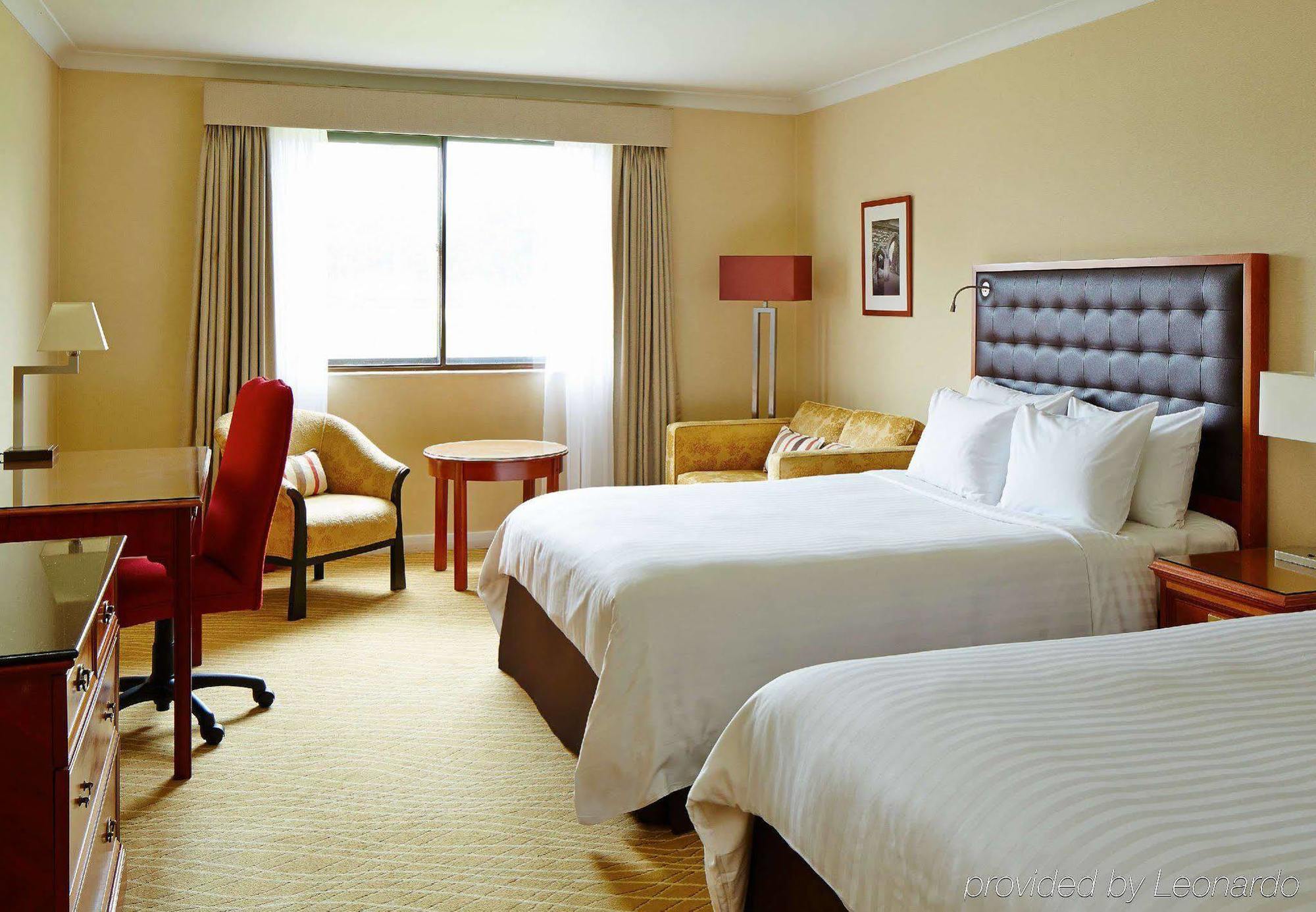 Delta Hotels By Marriott Heathrow Windsor Exterior photo